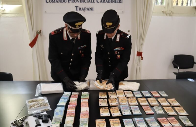 Armi, droga e soldi, blitz dei carabinieri a Trapani, sei le persone arrestate