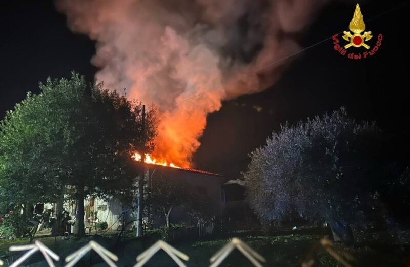 Panico ieri sera a Pollina per un incendio