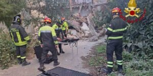 Carini, cede un edificio di due piani per fortuna disabitato