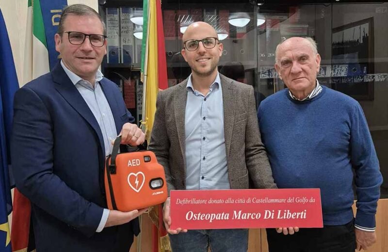 Posizionato a Scopello il defibrillatore donato dall’osteopata Marco di Liberti