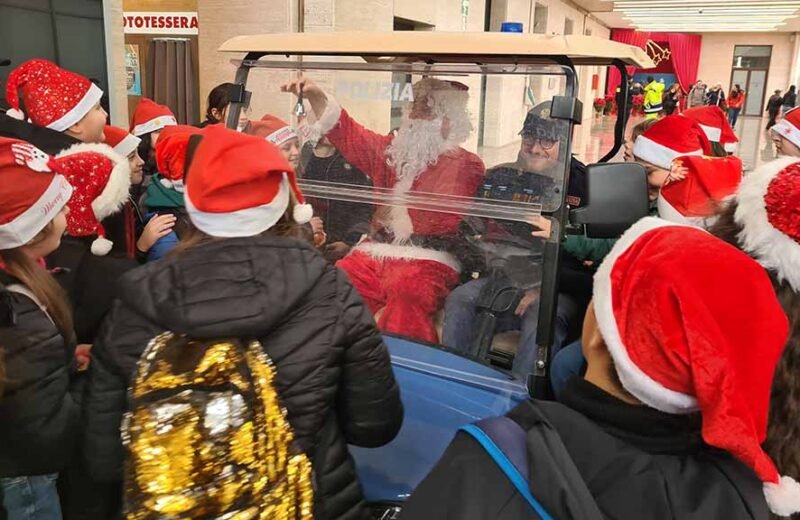 Natale alla stazione centrale di Palermo, 40 bambini decorano l’albero della Polizia