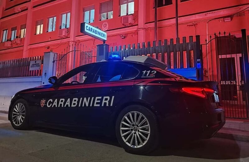 Litiga con la compagna e l’aggredisce, due giovani chiamano i carabinieri